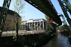 Justizzentrum mit Schwebebahn